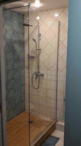 Душевая перегородка из прозрачного стекла